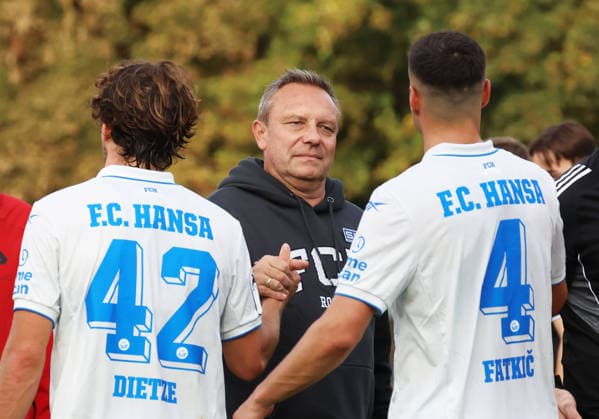 SV Gützkow -FC Hansa Rostock Gützkow 03.10..2026 Fußball, MV Landespokal SV Gützkow -FC Hansa Rostock Trainer AndrÃ Breitenreiter FC Hansa Rostock zufrieden nach dem 0-11 hier mit Benno Dietze FC Hansa Rostock und Kenan Fatkic FC Hansa Rostock Gützkow Friedrich Ludwig Jahn Stadion Mecklenburg-Vorpommern Deutschland