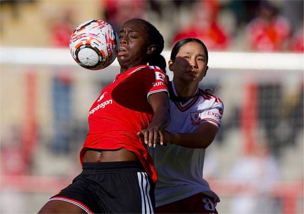 RECORD DATE NOT STATED Football - FA Women s Super League - Manchester United, ManU FC Women v Liverpool FC Women LEIGH, ENGLAND - Saturday, October 3, 2026: Manchester United Women s Simi Awujo (L) is challenged by Liverpool FC Women s FÅ«ka Nagano during the FA Women™s Super League match between Manchester United FC Women and Liverpool FC Women at Leigh Sports Village. (Photo by David Rawcliffe Propaganda) LEIGH Leigh Sports Village MANCHESTER ENGLAND  Copyright: xDavidxRawcliffex 2026-10-03-Man_Utd_Women_v_Liverpool_Women-042