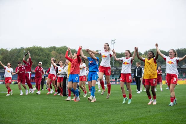 Google Pixel Frauen-Bundesliga, RB Leipzig - FSV Mainz 05; 03.10.2026 Das Team von RB Leipzig springt jubelnd in die Höhe und feiert mit den Fans. Fußball, Google Pixel Frauen-Bundesliga, Saison 2026 2027, 6. Spieltag: RB Leipzig vs. FSV Mainz 05 am 03.10.2026, Trainingszentrum Cottaweg, Leipzig. DFB REGULATIONS PROHIBIT ANY USE OF PHOTOGRAPHS AS IMAGE SEQUENCES AND OR QUASI-VIDEO. Copyright: xBEAUTIFULxSPORTS JanxKaeferx