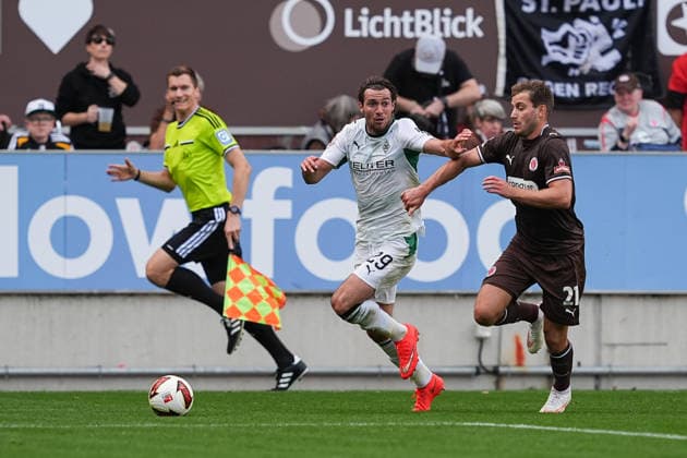 03.10.2026, xydrx, Herren, Fußball, Testspiel, FC St. Pauli - Borussia Mönchgladbach, Saison 2026 2027, Millerntor-Stadion: Joe Scally (Borussia Moenchengladbach, 29) im Zweikampf gegen Lars Ritzka (FC St. Pauli, 21) DFB regulations prohibit any use of photographs as image sequences and or quasi-video. Copyright: HMBxMedia YannisxDreimann