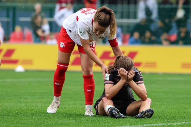 Deutschland: Fußball Google Pixel Frauen-Bundesliga 2026 - 2027, 6. Spieltag - RB Leipzig gegen FSV Mainz 05, Trainingszentrum von RB Leipzig (Leipzig):Annabel Schasching (RB Leipzig Frauen, 16) zeigt größe nach 5:0 Heimsieg, Freisteller, Freude, Trauer von Kara Bathmann (1. FSV Mainz 05 Frauen, 4) Copyright: xLucasxWalterx