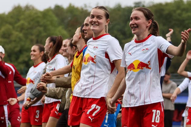 Deutschland: Fußball Google Pixel Frauen-Bundesliga 2026 - 2027, 6. Spieltag - RB Leipzig gegen FSV Mainz 05, Trainingszentrum von RB Leipzig (Leipzig): Jubel RB Team nach Heimsieg Charlotte Hulst (RB Leipzig Frauen, 77) und Sara Pusztai (RB Leipzig Frauen, 18) Copyright: xLucasxWalterx