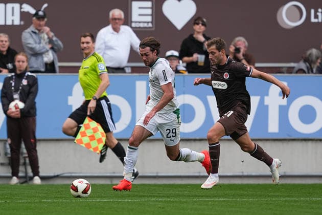 03.10.2026, xydrx, Herren, Fußball, Testspiel, FC St. Pauli - Borussia Mönchgladbach, Saison 2026 2027, Millerntor-Stadion: Joe Scally (Borussia Moenchengladbach, 29) im Zweikampf gegen Lars Ritzka (FC St. Pauli, 21) DFB regulations prohibit any use of photographs as image sequences and or quasi-video. Copyright: HMBxMedia YannisxDreimann