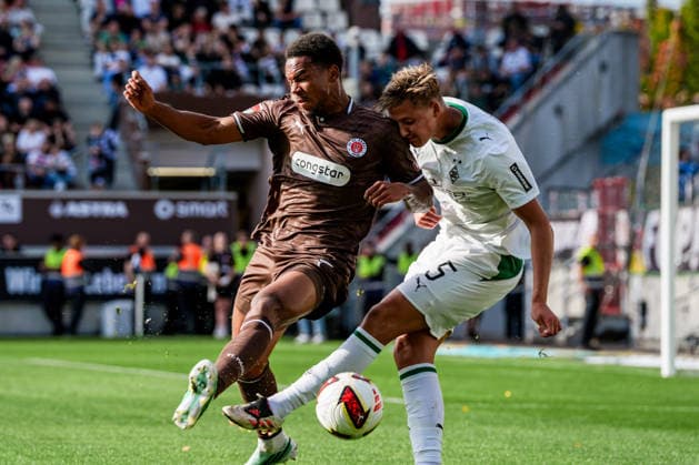 Deutschland: Fußball 2. Bundesliga, 1. Bundesliga, Freundschaftsspiel Saison 2026 27, FC St. Pauli vs Borussia Moenchengladbach Millerntor-Stadion (Hamburg St. Pauli): Youssoupha Niang (FC St. Pauli, 7), Jan Leszczynski (Borussia Moenchengladbach, 5) Copyright: xStefanxTrochax