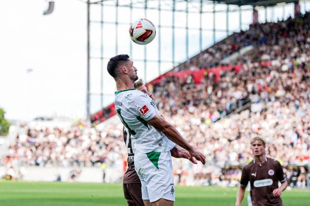Deutschland: Fußball 2. Bundesliga, 1. Bundesliga, Freundschaftsspiel Saison 2026 27, FC St. Pauli vs Borussia Moenchengladbach Millerntor-Stadion (Hamburg St. Pauli): Tim Kleindienst (Borussia Moenchengladbach, 11), Kopfball, Lars Ritzka (FC St. Pauli, 21) Copyright: xStefanxTrochax