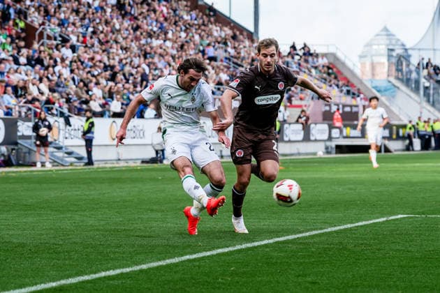 Deutschland: Fußball 2. Bundesliga, 1. Bundesliga, Freundschaftsspiel Saison 2026 27, FC St. Pauli vs Borussia Moenchengladbach Millerntor-Stadion (Hamburg St. Pauli): Joe Scally (Borussia Moenchengladbach, 29), Lars Ritzka (FC St. Pauli, 21), Zweikampf Copyright: xStefanxTrochax