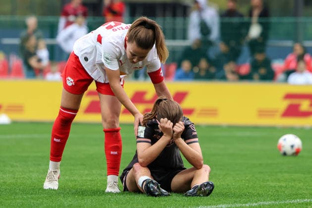Deutschland: Fußball Google Pixel Frauen-Bundesliga 2026 - 2027, 6. Spieltag - RB Leipzig gegen FSV Mainz 05, Trainingszentrum von RB Leipzig (Leipzig): Annabel Schasching (RB Leipzig Frauen, 16) zeigt größe nach 5:0 Heimsieg, Freisteller, Freude, Trauer von Kara Bathmann (1. FSV Mainz 05 Frauen, 4) Copyright: xLucasxWalterx