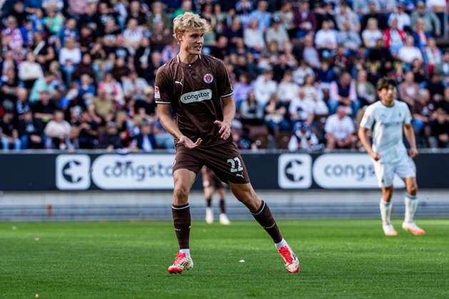 Deutschland: Fußball 2. Bundesliga, 1. Bundesliga, Freundschaftsspiel Saison 2026 27, FC St. Pauli vs Borussia Moenchengladbach Millerntor-Stadion (Hamburg St. Pauli): Sam Klein (FC St. Pauli, 22) Copyright: xStefanxTrochax