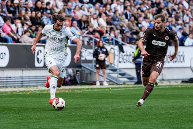 Deutschland: Fußball 2. Bundesliga, 1. Bundesliga, Freundschaftsspiel Saison 2026 27, FC St. Pauli vs Borussia Moenchengladbach Millerntor-Stadion (Hamburg St. Pauli): Joe Scally (Borussia Moenchengladbach, 29), Lars Ritzka (FC St. Pauli, 21), Zweikampf Copyright: xStefanxTrochax