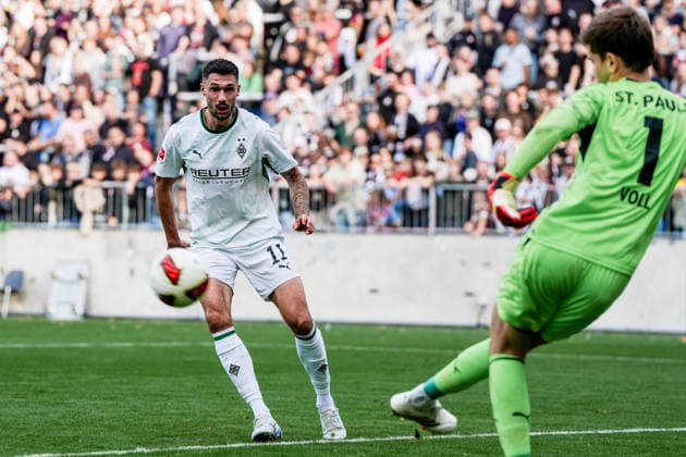 Deutschland: Fußball 2. Bundesliga, 1. Bundesliga, Freundschaftsspiel Saison 2026 27, FC St. Pauli vs Borussia Moenchengladbach Millerntor-Stadion (Hamburg St. Pauli): Tim Kleindienst (Borussia Moenchengladbach, 11), Ben Voll (FC St. Pauli, 1) Copyright: xStefanxTrochax