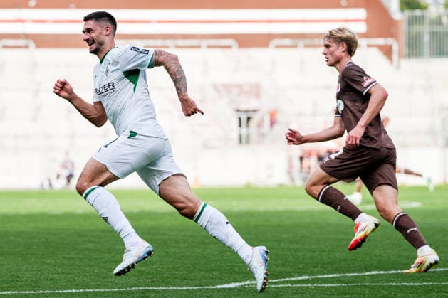 Deutschland: Fußball 2. Bundesliga, 1. Bundesliga, Freundschaftsspiel Saison 2026 27, FC St. Pauli vs Borussia Moenchengladbach Millerntor-Stadion (Hamburg St. Pauli): Tim Kleindienst (Borussia Moenchengladbach, 11), Sam Klein (FC St. Pauli, 22) Copyright: xStefanxTrochax