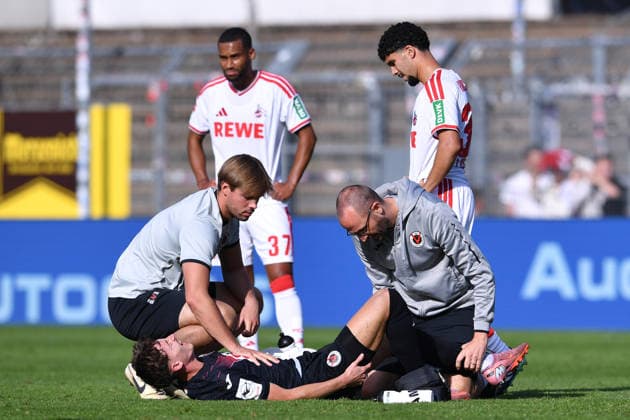 Fußball Testspiel FC Viktoria Köln - 1. FC Köln am 03.10.2026 im Sportpark Höhenberg in Köln Alexander Prokopenko ( Köln ) verletzt am Boden