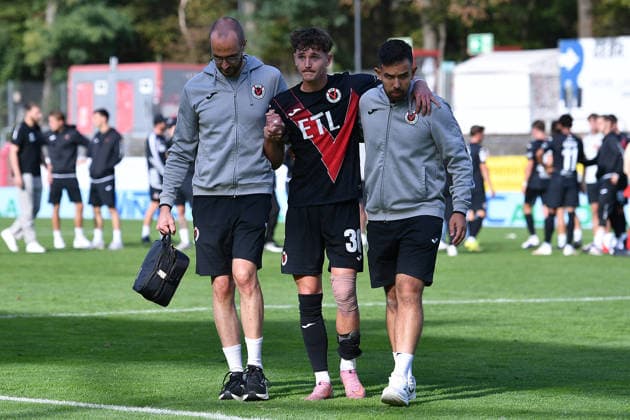 Fußball Testspiel FC Viktoria Köln - 1. FC Köln am 03.10.2026 im Sportpark Höhenberg in Köln Alexander Prokopenko ( Köln ) wird verletzt vom Platz geführt