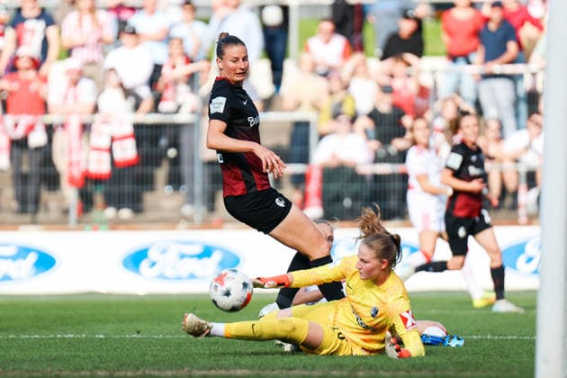 Google Pixel Frauen-Bundesliga: 1. FC Köln - SC Freiburg; 03.10.2026. Julia Stierli (SC Freiburg, 5) und Anna Reimann (SC Freiburg, 38) Google Pixel Frauen-Bundesliga: 1. FC Köln - SC Freiburg; Köln, Franz-Kremer-Stadion; 03.10.2026. DFB REGULATIONS PROHIBIT ANY USE OF PHOTOGRAPHS AS IMAGE SEQUENCES AND OR QUASI-VIDEO. Copyright: xBEAUTIFULxSPORTS Freisenx