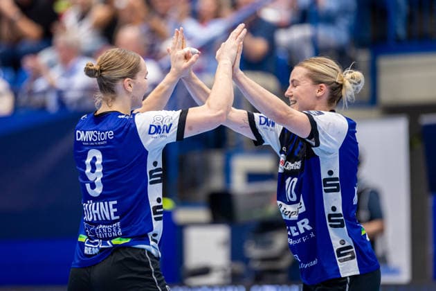 (L-R) Nieke Kuehne (HSG Blomberg-Lippe, 09), Maxi Muehlner (HSG Blomberg-Lippe, 10) jubeln nach einem Tor GER, HSG Blomberg-Lippe vs. HC Podravka, Handball, EHF Champions League Women, Gruppenphase, Spielzeit 2026 2027, 03.10.2026 GER, HSG Blomberg-Lippe vs. HC Podravka, Handball, EHF Champions League Women, Gruppenphase, Spielzeit 2026 2027, 03.10.2026 Lemgo Copyright: xEibner-Pressefoto JanxRollingerx EP_JSK