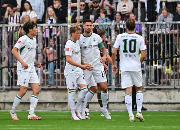 03.10.2026,GER Fußball, Männer, BL, Testspiel, Saison 2026 2027, Hamburg, FC St. Pauli vs Borussia Mönchengladbach Tim Kleindienst (BMG - Gladbach 11) schiesst das Tor zum 1-0 fuer Gladbach und jubelt mit der Mannschaft DFB DFL regulations prohibit any use of photographs as image sequences and or quasi-video) Hamburg Millerntorstadion Hamburg Deutschland Copyright: xnordphotoxGmbH xWitkex