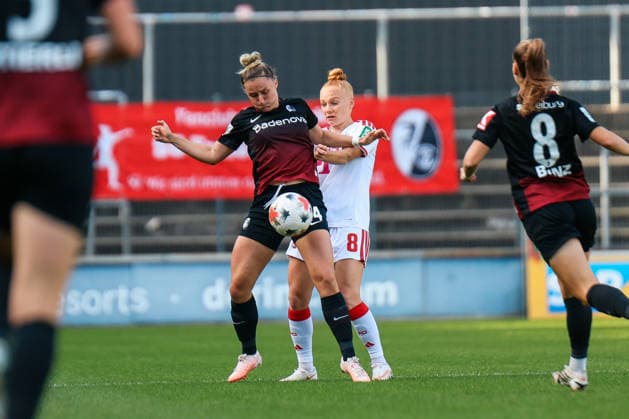 Google Pixel Frauen-Bundesliga: 1. FC Köln - SC Freiburg; 03.10.2026. Carina Brunold (SC Freiburg, 14) im Zweikampf mit Laura Vogt (1. FC Köln, 8) Google Pixel Frauen-Bundesliga: 1. FC Köln - SC Freiburg; Köln, Franz-Kremer-Stadion; 03.10.2026. DFB REGULATIONS PROHIBIT ANY USE OF PHOTOGRAPHS AS IMAGE SEQUENCES AND OR QUASI-VIDEO. Copyright: xBEAUTIFULxSPORTS Freisenx