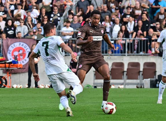 03.10.2026,GER Fußball, Männer, BL, Testspiel, Saison 2026 2027, Hamburg, FC St. Pauli vs Borussia Mönchengladbach Youssoupha Niang (Pauli 07) versucht sich gegen Kevin Stöger Kevin Stoeger (BMG - Gladbach 07) durchzusetzen DFB DFL regulations prohibit any use of photographs as image sequences and or quasi-video) Hamburg Millerntorstadion Hamburg Deutschland Copyright: xnordphotoxGmbH xWitkex