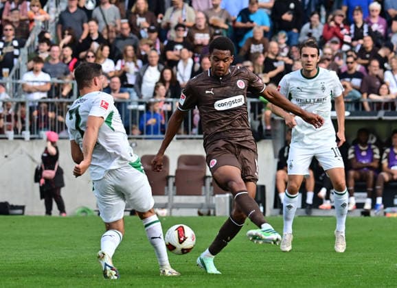 03.10.2026,GER Fußball, Männer, BL, Testspiel, Saison 2026 2027, Hamburg, FC St. Pauli vs Borussia Mönchengladbach Youssoupha Niang (Pauli 07) versucht sich gegen Kevin Stöger Kevin Stoeger (BMG - Gladbach 07) durchzusetzen DFB DFL regulations prohibit any use of photographs as image sequences and or quasi-video) Hamburg Millerntorstadion Hamburg Deutschland Copyright: xnordphotoxGmbH xWitkex