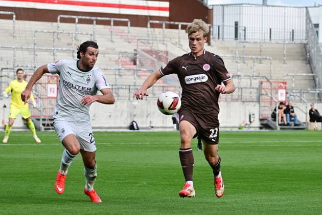 03.10.2026,GER Fußball, Männer, BL, Testspiel, Saison 2026 2027, Hamburg, FC St. Pauli vs Borussia Mönchengladbach Joe Scally (BMG - Gladbach 29) versucht sich gegen Sam Klein (Pauli 22) durchzusetzen DFB DFL regulations prohibit any use of photographs as image sequences and or quasi-video) Hamburg Millerntorstadion Hamburg Deutschland Copyright: xnordphotoxGmbH xWitkex