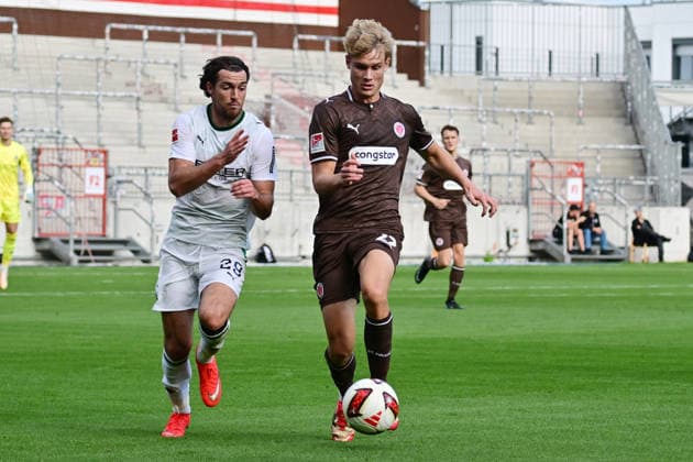 03.10.2026,GER Fußball, Männer, BL, Testspiel, Saison 2026 2027, Hamburg, FC St. Pauli vs Borussia Mönchengladbach Joe Scally (BMG - Gladbach 29) versucht sich gegen Sam Klein (Pauli 22) durchzusetzen DFB DFL regulations prohibit any use of photographs as image sequences and or quasi-video) Hamburg Millerntorstadion Hamburg Deutschland Copyright: xnordphotoxGmbH xWitkex