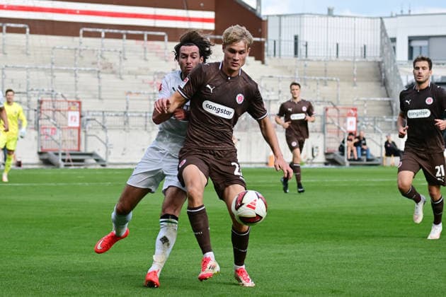 03.10.2026,GER Fußball, Männer, BL, Testspiel, Saison 2026 2027, Hamburg, FC St. Pauli vs Borussia Mönchengladbach Joe Scally (BMG - Gladbach 29) versucht sich gegen Sam Klein (Pauli 22) durchzusetzen DFB DFL regulations prohibit any use of photographs as image sequences and or quasi-video) Hamburg Millerntorstadion Hamburg Deutschland Copyright: xnordphotoxGmbH xWitkex