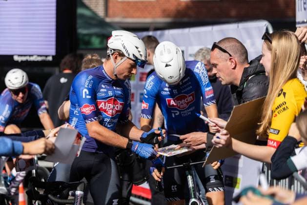 Radsport UCI ProSeries Men Elite 20. Sparkassen Münsterland Giro am 03.10.2026 Jasper Philipsen (Alpecin-Premier Tech) gibt Autogramme