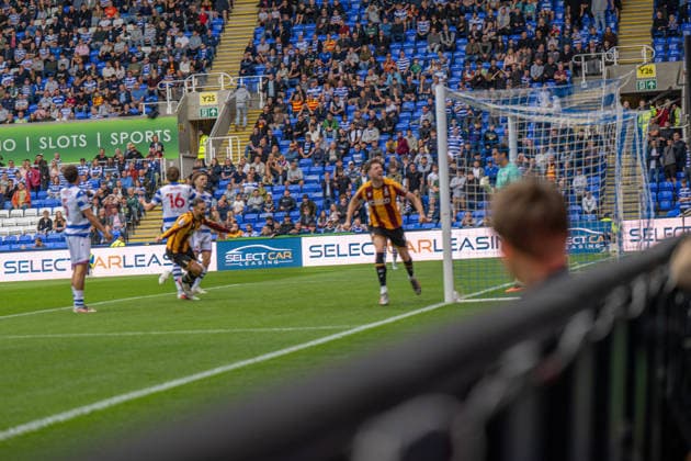 Reading v Bradford City, EFL Sky Bet League 1 Goal! Jake Beesley of Bradford City scores during the EFL Sky Bet League 1 match between Reading and Bradford City at the Select Car Leasing Stadium, Reading, UK on 3 October 2026. Reading Select Car Leasing Stadium Berkshire UK Editorial use only DataCo restrictions apply See www.football-dataco.com , Copyright: xStevexBaileyx PSI-24965-0041
