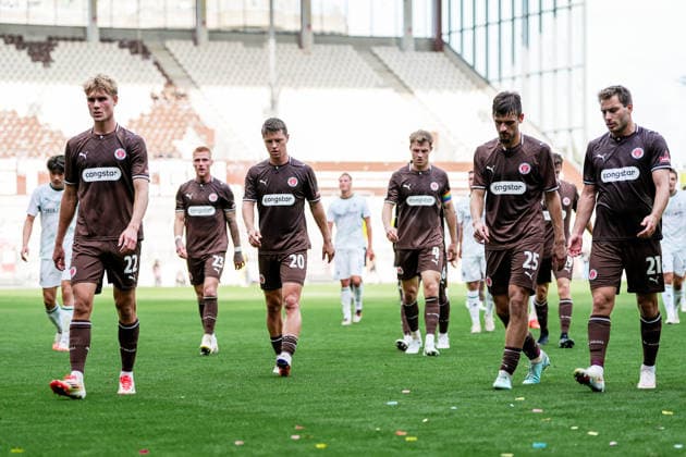 Deutschland: Fußball 2. Bundesliga, 1. Bundesliga, Freundschaftsspiel Saison 2026 27, FC St. Pauli vs Borussia Moenchengladbach Millerntor-Stadion (Hamburg St. Pauli): Mannschaft FC St. Pauli unzufrieden, Halbzeit Copyright: xStefanxTrochax