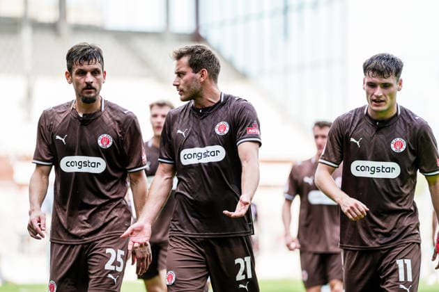 Deutschland: Fußball 2. Bundesliga, 1. Bundesliga, Freundschaftsspiel Saison 2026 27, FC St. Pauli vs Borussia Moenchengladbach Millerntor-Stadion (Hamburg St. Pauli): Diskussion: Adam Dzwigala (FC St. Pauli, 25), Lars Ritzka (FC St. Pauli, 21), Arkadiusz Pyrka (FC St. Pauli, 11) Copyright: xStefanxTrochax
