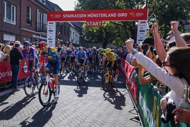 Radsport UCI ProSeries Men Elite 20. Sparkassen Münsterland Giro am 03.10.2026 Rennstart in Borken Maximilian Richard Walscheid (Lidl-Trek) verabschiedet sich von den Fans