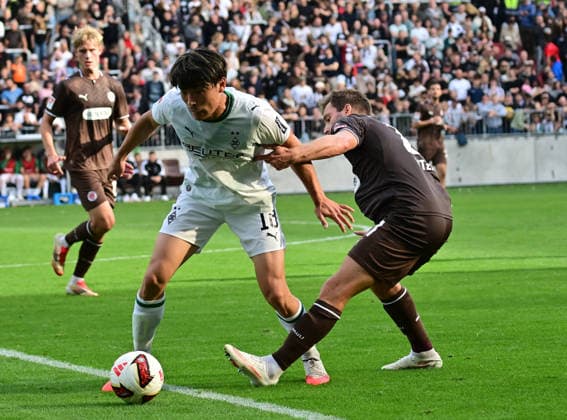 03.10.2026,GER Fußball, Männer, BL, Testspiel, Saison 2026 2027, Hamburg, FC St. Pauli vs Borussia Mönchengladbach Shuto Machino (BMG - Gladbach 18) versucht sich gegen Lars Ritzka (Pauli 21) durchzusetzen DFB DFL regulations prohibit any use of photographs as image sequences and or quasi-video) Hamburg Millerntorstadion Hamburg Deutschland Copyright: xnordphotoxGmbH xWitkex