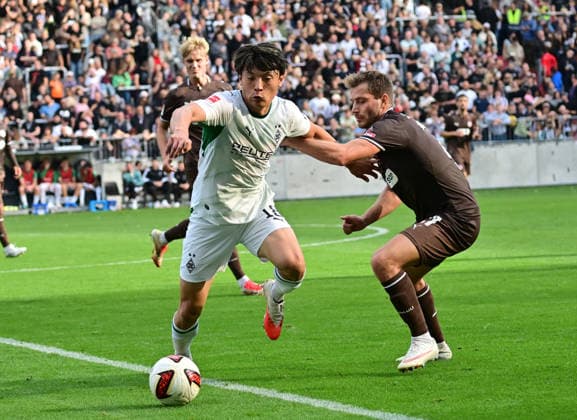 03.10.2026,GER Fußball, Männer, BL, Testspiel, Saison 2026 2027, Hamburg, FC St. Pauli vs Borussia Mönchengladbach Shuto Machino (BMG - Gladbach 18) versucht sich gegen Lars Ritzka (Pauli 21) durchzusetzen DFB DFL regulations prohibit any use of photographs as image sequences and or quasi-video) Hamburg Millerntorstadion Hamburg Deutschland Copyright: xnordphotoxGmbH xWitkex
