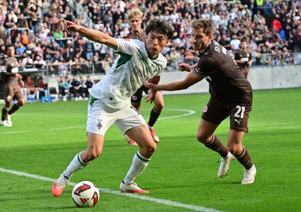 03.10.2026,GER Fußball, Männer, BL, Testspiel, Saison 2026 2027, Hamburg, FC St. Pauli vs Borussia Mönchengladbach Shuto Machino (BMG - Gladbach 18) versucht sich gegen Lars Ritzka (Pauli 21) durchzusetzen DFB DFL regulations prohibit any use of photographs as image sequences and or quasi-video) Hamburg Millerntorstadion Hamburg Deutschland Copyright: xnordphotoxGmbH xWitkex