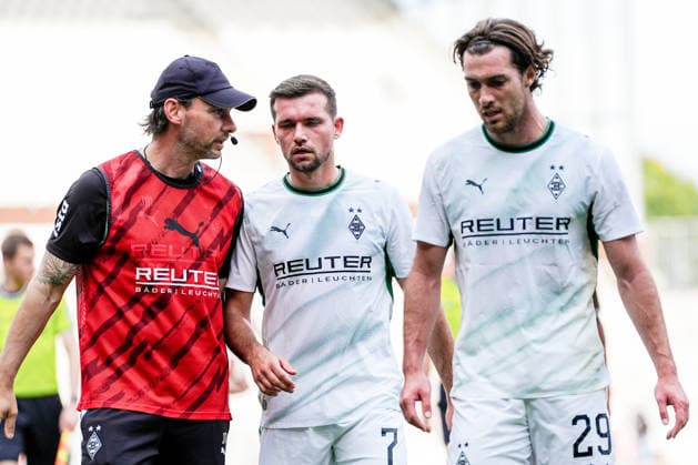 Deutschland: Fußball 2. Bundesliga, 1. Bundesliga, Freundschaftsspiel Saison 2026 27, FC St. Pauli vs Borussia Moenchengladbach Millerntor-Stadion (Hamburg St. Pauli): Joe Scally (Borussia Moenchengladbach, 29), Kevin Stoeger (Borussia Moenchengladbach, 7) Copyright: xStefanxTrochax