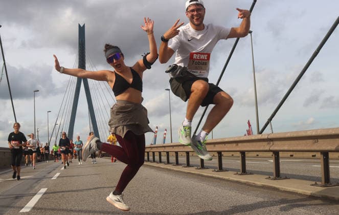 Teilnehmerinnen und Teilnehmer beim Köhlbrandbrückenlauf 2026.