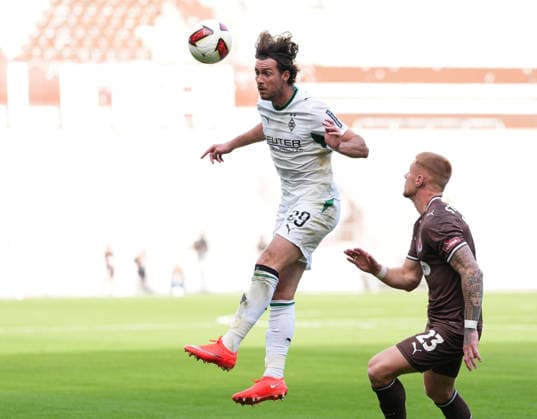 Joe Scally (Borussia Moenchengladbach, 29) koepft den Ball. GER, FC St. Pauli vs Borussia Mönchengladbach, Freundschaftsspiel, Saison 2026 27, Millerntor-Stadion, Hamburg, 03.10.2026 DFL REGULATIONS PROHIBIT ANY USE OF PHOTOGRAPHS AS IMAGE SEQUENCES AND OR QUASI-VIDEO Foto: HMB Media Scott W. Coleman Hamburg Millerntor-Stadion Hamburg GER Copyright: xScottxW.xColemanx