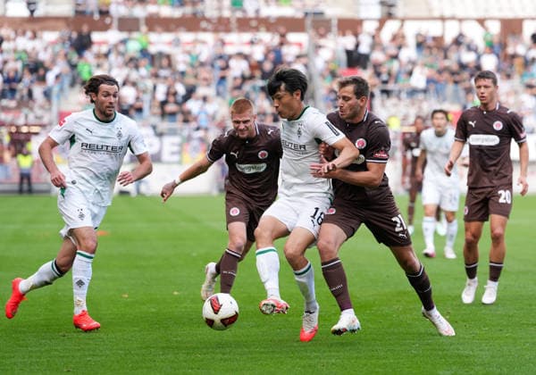 Shuto Machino (Borussia Moenchengladbach, 18) gegen Lars Ritzka (FC St. Pauli, 21). GER, FC St. Pauli vs Borussia Mönchengladbach, Freundschaftsspiel, Saison 2026 27, Millerntor-Stadion, Hamburg, 03.10.2026 DFL REGULATIONS PROHIBIT ANY USE OF PHOTOGRAPHS AS IMAGE SEQUENCES AND OR QUASI-VIDEO Foto: HMB Media Scott W. Coleman Hamburg Millerntor-Stadion Hamburg GER Copyright: xScottxW.xColemanx