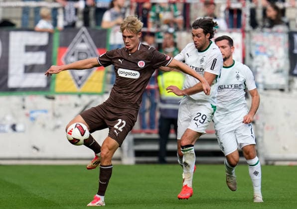 Sam Klein (FC St. Pauli, 22) im Zweikampf mit Joe Scally (Borussia Moenchengladbach, 29) GER, FC St. Pauli vs Borussia Mönchengladbach, Freundschaftsspiel, Saison 2026 27, Millerntor-Stadion, Hamburg, 03.10.2026 DFL REGULATIONS PROHIBIT ANY USE OF PHOTOGRAPHS AS IMAGE SEQUENCES AND OR QUASI-VIDEO Foto: HMB Media Scott W. Coleman Hamburg Millerntor-Stadion Hamburg GER Copyright: xScottxW.xColemanx