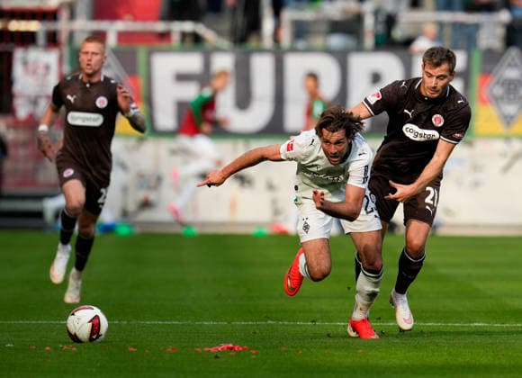 Joe Scally (Borussia Moenchengladbach, 29) im Zweikampf mit Lars Ritzka (FC St. Pauli, 21). GER, FC St. Pauli vs Borussia Mönchengladbach, Freundschaftsspiel, Saison 2026 27, Millerntor-Stadion, Hamburg, 03.10.2026 DFL REGULATIONS PROHIBIT ANY USE OF PHOTOGRAPHS AS IMAGE SEQUENCES AND OR QUASI-VIDEO Foto: HMB Media Scott W. Coleman Hamburg Millerntor-Stadion Hamburg GER Copyright: xScottxW.xColemanx