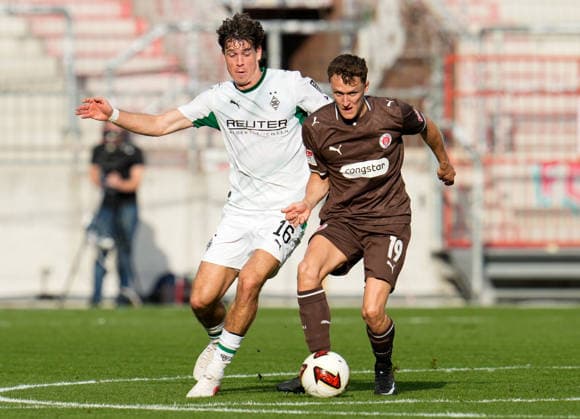 Philipp Sander (Borussia Moenchengladbach, 16) im Zweikampf mit Martijn Kaars (FC St. Pauli, 19). GER, FC St. Pauli vs Borussia Mönchengladbach, Freundschaftsspiel, Saison 2026 27, Millerntor-Stadion, Hamburg, 03.10.2026 DFL REGULATIONS PROHIBIT ANY USE OF PHOTOGRAPHS AS IMAGE SEQUENCES AND OR QUASI-VIDEO Foto: HMB Media Scott W. Coleman Hamburg Millerntor-Stadion Hamburg GER Copyright: xScottxW.xColemanx