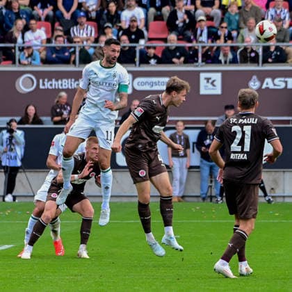Nemeth David ( Pauli ) 11 Tim Kleindienst ( Gladbach ) Deutschland , Hamburg Millerntorstadion , Fussball , 1. und 2. . Bundesliga , FC St Pauli - Borussia Mönchengladbach