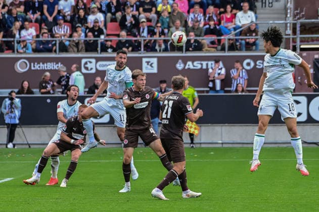 Nemeth David ( Pauli ) 11 Tim Kleindienst 18 Shuto Machino ( Gladbach ) Deutschland , Hamburg Millerntorstadion , Fussball , 1. und 2. . Bundesliga , FC St Pauli - Borussia Mönchengladbach