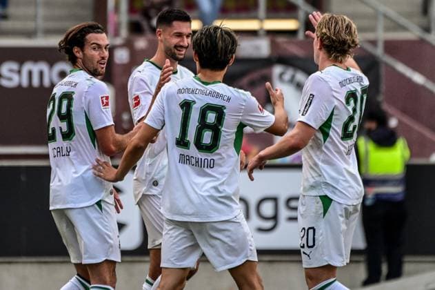 0:1 durch 11 Tim Kleindienst der jubelt mit 29 Joe Scally 18 Shuto Machino 20 David Herold ( Gladbach ) Deutschland , Hamburg Millerntorstadion , Fussball , 1. und 2. . Bundesliga , FC St Pauli - Borussia Mönchengladbach