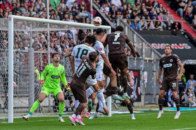 0:1 durch 11 Tim Kleindienst ( Gladbach ) Ben Voll Youssoupha Niang ( Pauli ) Deutschland , Hamburg Millerntorstadion , Fussball , 1. und 2. . Bundesliga , FC St Pauli - Borussia Mönchengladbach