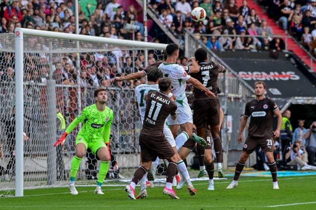 0:1 durch 11 Tim Kleindienst ( Gladbach ) Ben Voll Youssoupha Niang ( Pauli ) Deutschland , Hamburg Millerntorstadion , Fussball , 1. und 2. . Bundesliga , FC St Pauli - Borussia Mönchengladbach
