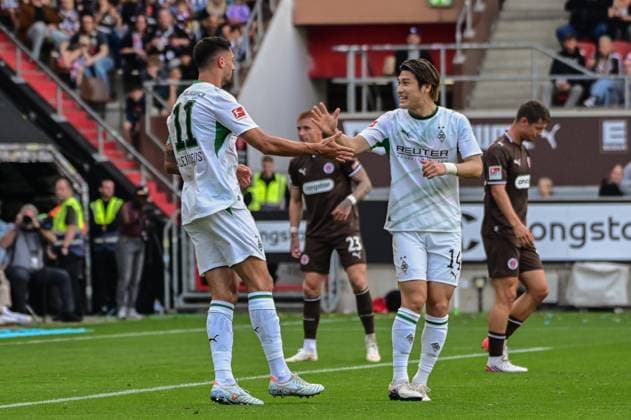 Torjubel 11 Tim Kleindienst 14 Daiki Hashioka ( Gladbach ) Deutschland , Hamburg Millerntorstadion , Fussball , 1. und 2. . Bundesliga , FC St Pauli - Borussia Mönchengladbach