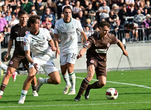 03.10.2026,GER Fußball, Männer, BL, Testspiel, Saison 2026 2027, Hamburg, FC St. Pauli vs Borussia Mönchengladbach Daiki Hashioka (BMG - Gladbach 14) versucht sich gegen Martijn Kaars (Pauli 19) durchzusetzen DFB DFL regulations prohibit any use of photographs as image sequences and or quasi-video) Hamburg Millerntorstadion Hamburg Deutschland Copyright: xnordphotoxGmbH xWitkex
