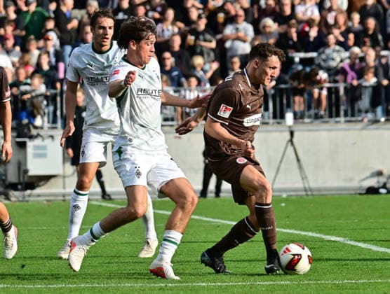 03.10.2026,GER Fußball, Männer, BL, Testspiel, Saison 2026 2027, Hamburg, FC St. Pauli vs Borussia Mönchengladbach Daiki Hashioka (BMG - Gladbach 14) versucht sich gegen Martijn Kaars (Pauli 19) durchzusetzen DFB DFL regulations prohibit any use of photographs as image sequences and or quasi-video) Hamburg Millerntorstadion Hamburg Deutschland Copyright: xnordphotoxGmbH xWitkex