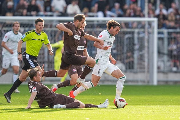 03.10.2026, xydrx, Herren, Fußball, Testspiel, FC St. Pauli - Borussia Mönchgladbach, Saison 2026 2027, Millerntor-Stadion: David Nemeth (FC St. Pauli, 4) und Lars Ritzka (FC St. Pauli, 21) im Zweikampf gegen Joe Scally (Borussia Moenchengladbach, 29) DFB regulations prohibit any use of photographs as image sequences and or quasi-video. Copyright: HMBxMedia YannisxDreimann